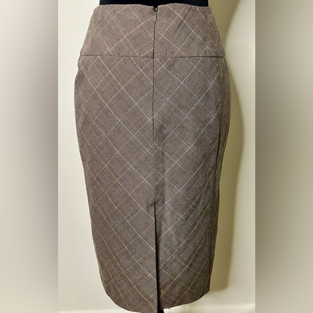 Ye Ye brown plaid pencil skirt. Fully lined. Zipper closure. Size small. EUC - Picture 4 of 7